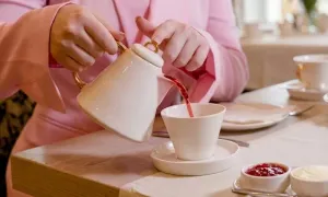 -rixos-gulf-hotel_dealimage_food-drink_afternoon-tea-crust-2-copy.webp