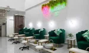 green-palm-nail_dealimage_beautyspa_-beauty-bundle-6-copy.webp