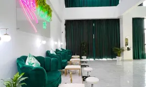 green-palm-nail_dealimage_beautyspa_-beauty-bundle-5-copy.webp