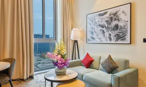 embassy-suites-_dealimage_fb_eid-stayvacation-4.jpg