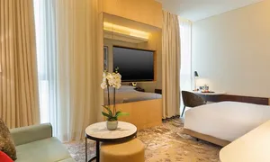 embassy-suites-_dealimage_fb_eid-stayvacation-3.jpg