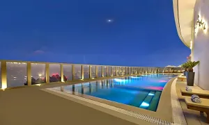 curve-hotel_dealimage_food-drink-rooftop-pool-2-copy.webp