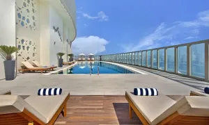 curve-hotel_dealimage_food-drink-rooftop-pool-4-copy.webp