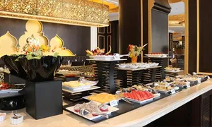 ezdan-palace-_dealimage_fb_lunch-pool-3copy.jpg