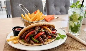ramada-wyndham_dealimage_food-and-drink-_pool-pass-with-credit-4-copy.webp