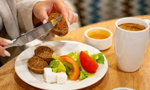 hampton_dealimage_fb_breakfast-beach-6-copy.webp