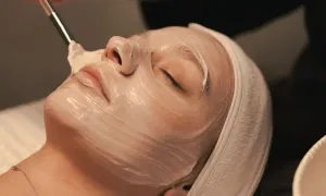 queens-salon-dealimage_beautyspa-_gold-facial-1-copy.webp