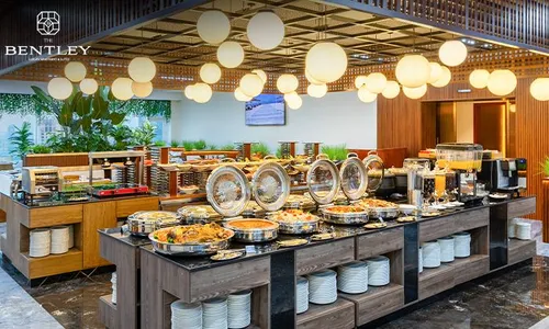 Skyline Dining at Bentley Luxury Hotel: Mediterranean Night & Friday Brunch!