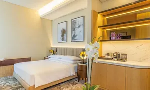 embassy-suites-_dealimage_fb_eid-stayvacation-2.jpg