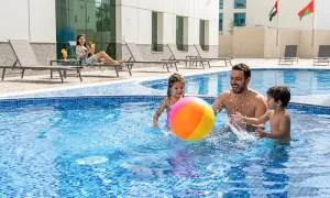 ramada-wyndham_dealimage_food-and-drink-_pool-pass-with-credit-1-copy.webp